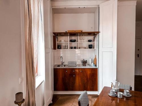 cocina con armario de madera en una habitación en Once Upon a Time in Cracow - Old Town Apartment en Cracovia