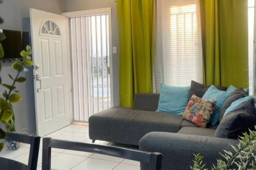a living room with a couch and green curtains at Casa Residencial Quinta in Comayagua