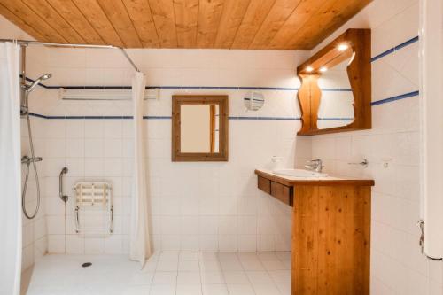 a bathroom with a shower and a sink at Résidence L'Ecrin des Neiges - maeva Home - Appartement 2 pièces 4 personnes - Sélection MAE-7984 in Tignes