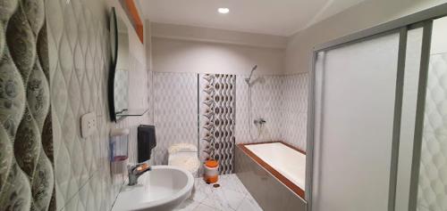 bagno con vasca, lavandino e doccia di HOTEL JHERLY a Nuevo Tingo