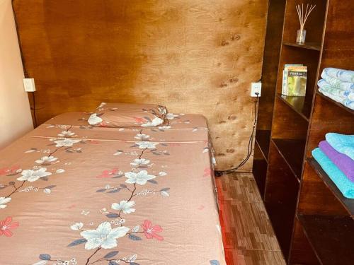 - une chambre avec 2 lits fleuris dans l'établissement La casita en Hohenau, à Hohenau