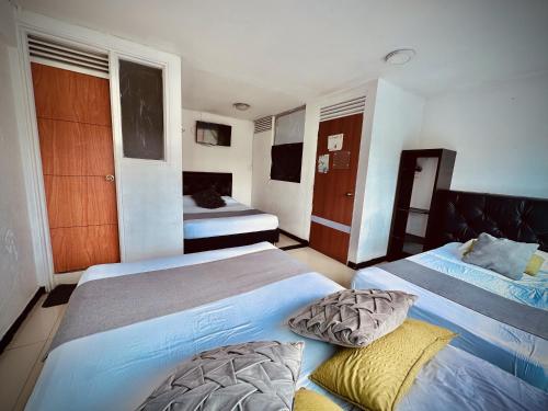 dwa łóżka w pokoju z dwoma łóżkami w obiekcie Bogotá Elite w mieście Bogota