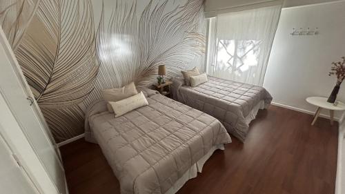 布宜諾斯艾利斯的住宿－Apartamento Flowers，一间卧室设有两张床和窗户。