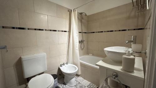 y baño con aseo y lavamanos. en Apartamento Flowers en Buenos Aires