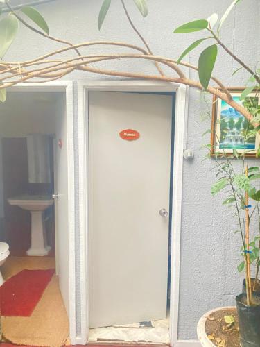 una puerta que conduce a una habitación con una pared en Hostal Papo, en Osorno