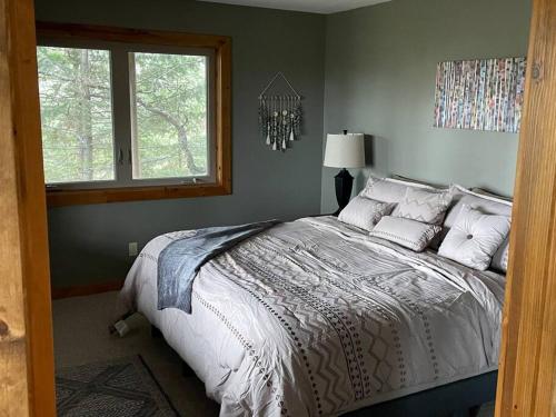 um quarto com uma cama grande e uma janela em Siskiyou Mountain Place, Ashland em Buckhorn Springs