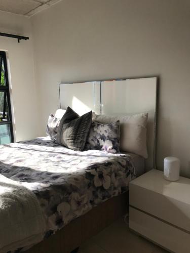 Un dormitorio con una cama con almohadas. en The Smart Home en Johannesburgo