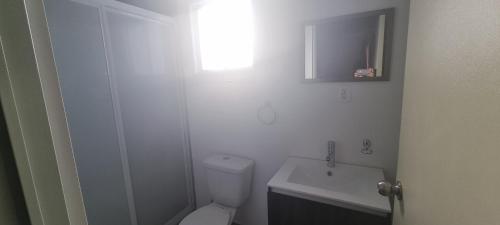 uma casa de banho branca com um WC e um lavatório em Depa cerca Antea Villas A em Querétaro