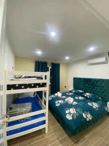 een slaapkamer met 2 stapelbedden in een kamer bij Hodo guest house in Përmet