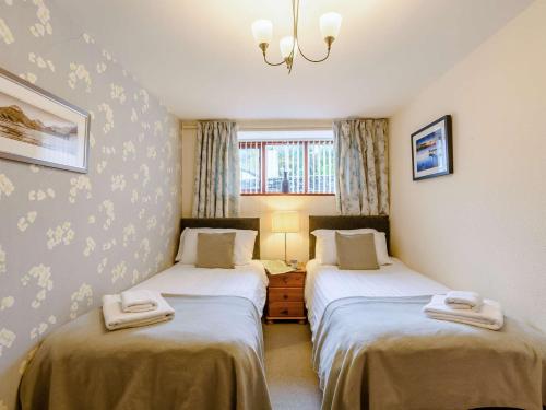 布雷思韋特的住宿－2 Bed in Keswick 28383，一间设有两张床铺和毛巾的房间