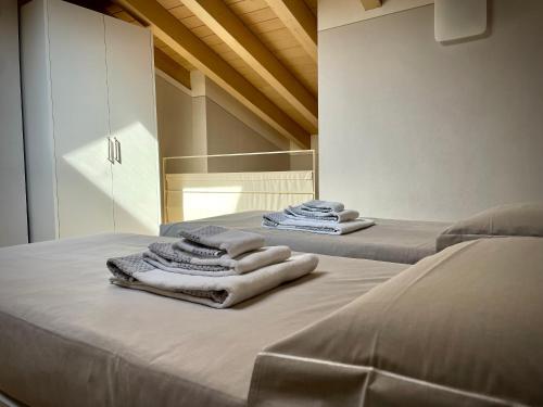 A bed or beds in a room at Villa Fontanelle Gardapartments