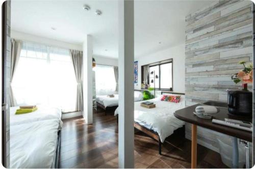 2 Bilder von einem Schlafzimmer und einem Wohnzimmer in der Unterkunft Arakawa-ku - House / Vacation STAY 66906 in Tokio
