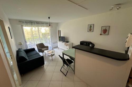 un salon avec un canapé et une table dans l'établissement Cosy love cocoon close to the sea, à La Baule