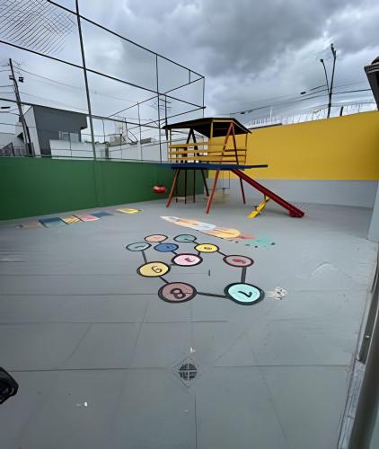 a play area with a playground on a building at Aconchego Urbano: Espaçoso C/Ar in Feira de Santana