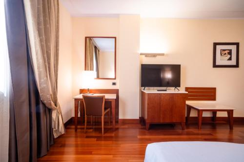 Hotel Airone - Ombrellone incluso al bagno Dolce Vita a Marina dal 1 giugno al 28 settembreにあるテレビまたはエンターテインメントセンター