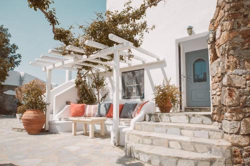 una pérgola blanca con un banco y una mesa en Villa Konstantin, en Mykonos ciudad