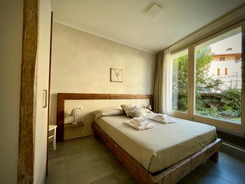 A bed or beds in a room at Villa Fontanelle Gardapartments