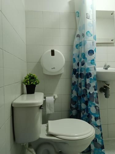 uma casa de banho com um WC e um lavatório em Riviera Central Hotel em Montería