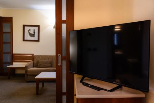 Hotel Airone - Ombrellone incluso al bagno Dolce Vita a Marina dal 1 giugno al 28 settembreにあるテレビまたはエンターテインメントセンター