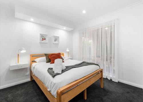 Кровать или кровати в номере Blissful Bungalow Batemans Bay