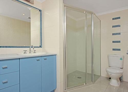 bagno con doccia in vetro e servizi igienici di Beach Road 9 The Sands a Batehaven