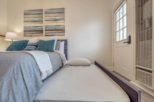 - une chambre avec un grand lit et une fenêtre dans l'établissement Charming downtown Livermore Flat - Private Living space, à Livermore