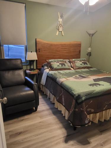 een slaapkamer met een bed en een stoel bij HB North Bears Lair in Thomas