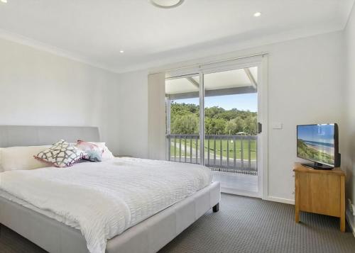 Ένα ή περισσότερα κρεβάτια σε δωμάτιο στο Hibiscus Close Beach Front Living managed by Batemans Bay Accom