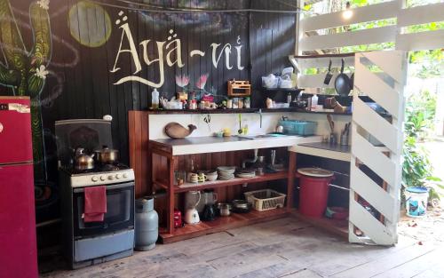 Il comprend une cuisine équipée d'un évier et d'une cuisinière. dans l'établissement AYA NI, à Pucallpa