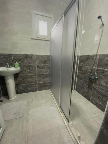 y baño con ducha y lavamanos. en Stay in nature-5 mins to airport, en Arnavutköy