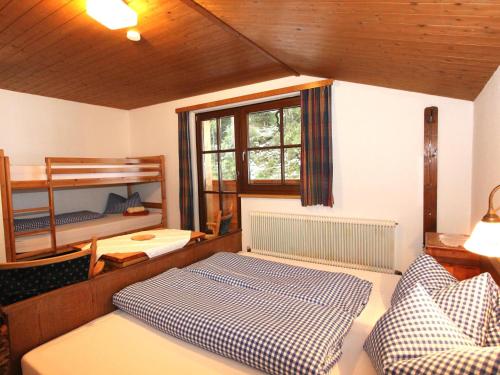 um quarto com uma cama e uma janela em Alpenhaus Lacknerbrunn em Mayrhofen