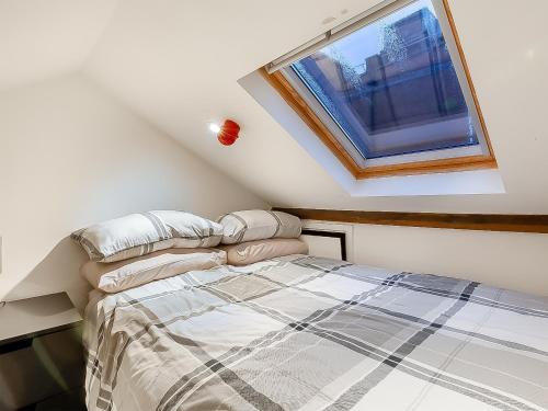 1 dormitorio con cama y ventana en Dragon Pad - Uk46422 en Royal Tunbridge Wells