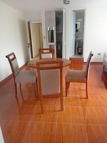 comedor con mesa y 2 sillas en Minidepartamento amoblado, en Arequipa