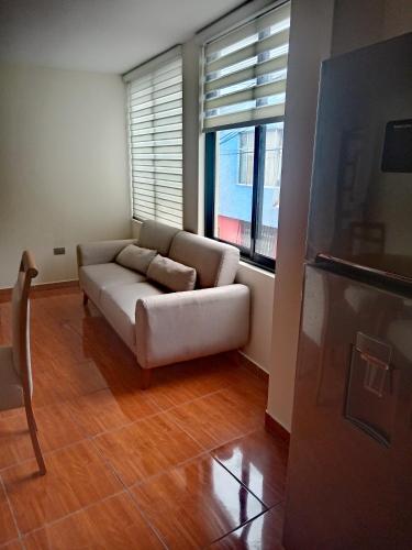 sala de estar con sofá y ventana en Minidepartamento amoblado, en Arequipa