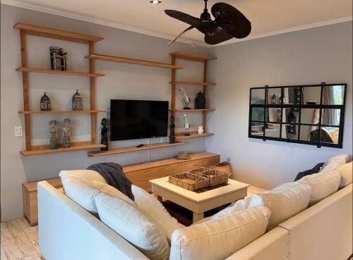 un soggiorno con un divano e una TV di Quincho de Ensueño! a Concordia