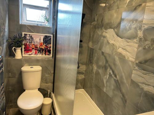 La salle de bains est pourvue d'une douche et de toilettes. dans l'établissement 2 BDR - Entire Flat - Central London, à Londres