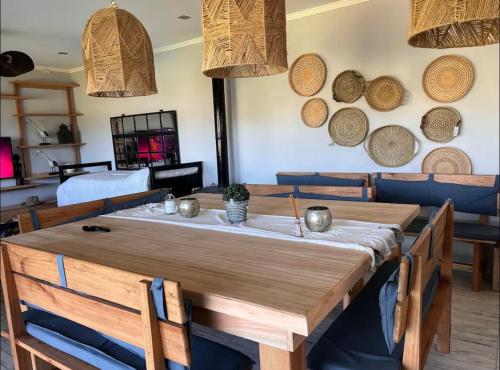 una sala da pranzo con tavolo e cestini sul muro di Quincho de Ensueño! a Concordia