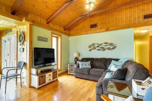 TV/Unterhaltungsangebot in der Unterkunft Duck and Bugs Cabin on Boone Lake with Boat Dock!