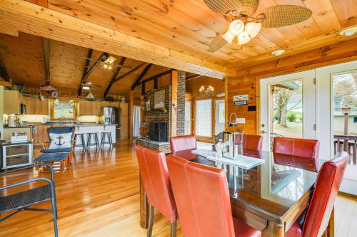 Galeriebild der Unterkunft Duck and Bugs Cabin on Boone Lake with Boat Dock! in Piney Flats
