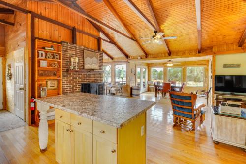 eine offene Küche und ein Wohnzimmer eines Hauses in der Unterkunft Duck and Bugs Cabin on Boone Lake with Boat Dock! in Piney Flats