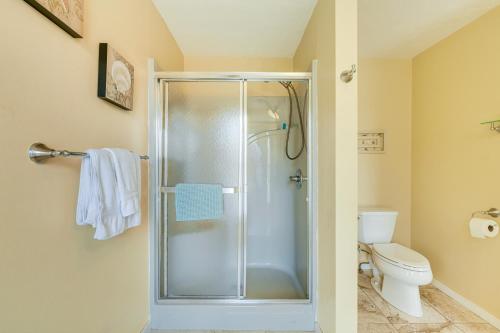 ein Badezimmer mit Dusche und Toilette in der Unterkunft Duck and Bugs Cabin on Boone Lake with Boat Dock! in Piney Flats