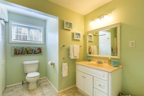 Ein Badezimmer in der Unterkunft Duck and Bugs Cabin on Boone Lake with Boat Dock!