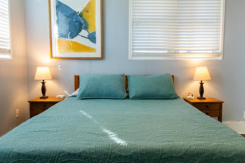 Ένα ή περισσότερα κρεβάτια σε δωμάτιο στο Cozy One Bedroom Unit In the Heart of Jax Beach!