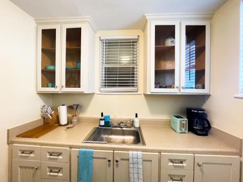Η κουζίνα ή μικρή κουζίνα στο Cozy One Bedroom Unit In the Heart of Jax Beach!