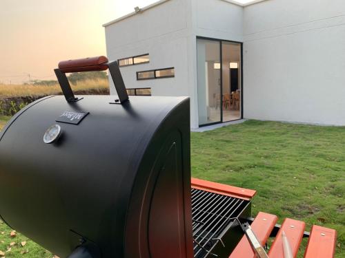 a black barbecue grill sitting on top of a yard at Casa Sentido - Tu refugio campestre in Alvarado