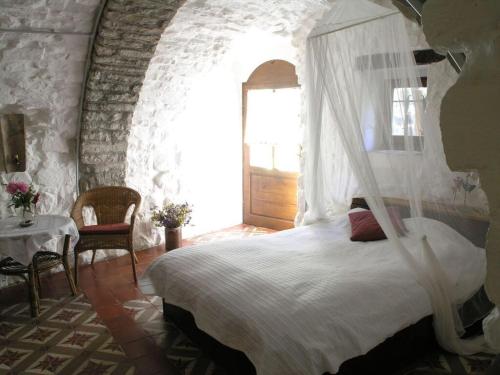 MirabelにあるHoliday home Mirabel Sous les rochesのベッドルーム1室(白い天蓋付きのベッド1台付)
