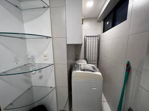 Baño pequeño con lavabo y espejo en Apt Completo, 2 QTS, 2 WC e próx ao mar, en Recife