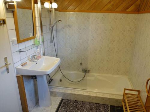 een badkamer met een wastafel en een bad bij Classy apartment in Soultzeren in Soultzeren