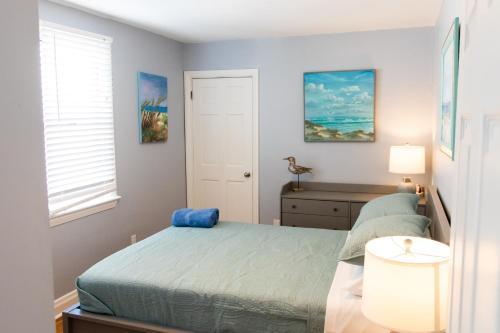 Ένα ή περισσότερα κρεβάτια σε δωμάτιο στο Walk to the beach! Two bedroom unit in the heart of Jax Beach