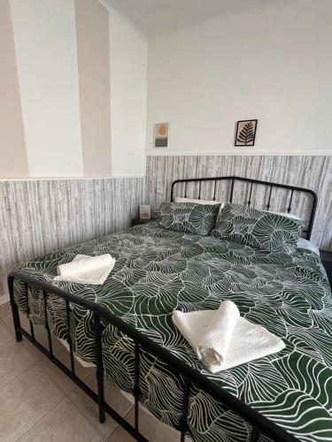 1 dormitorio con 2 almohadas en La Depandance 54 Near to Pisa and Cinque Terre, en Carrara